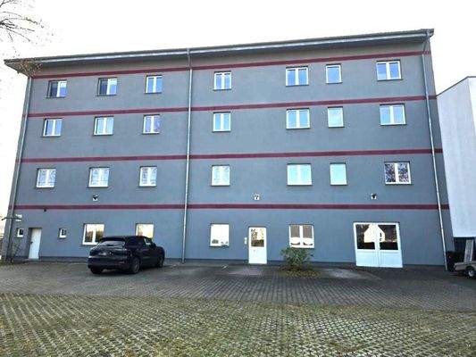 Rückseite Gebäude, Parkplatz