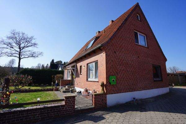 Zugang und Giebelseite.JPG