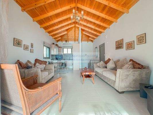 b26af8fcd28e45a0b9e989c3ac6a5a72-original