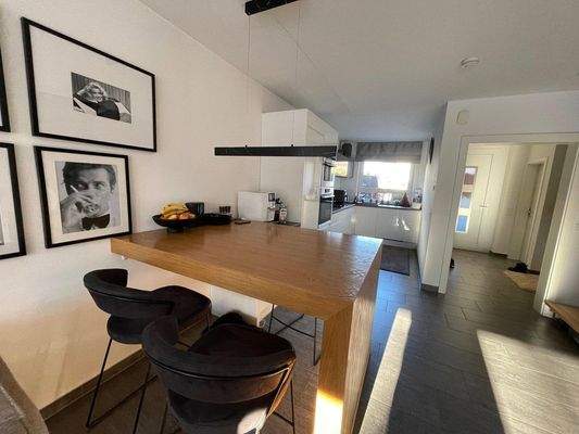 Esstisch mit Blick in Küche