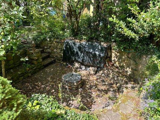 Grotte mit Grillplatz