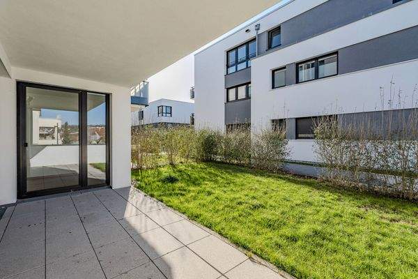 Überdachte Terrasse mit Gartenanteil