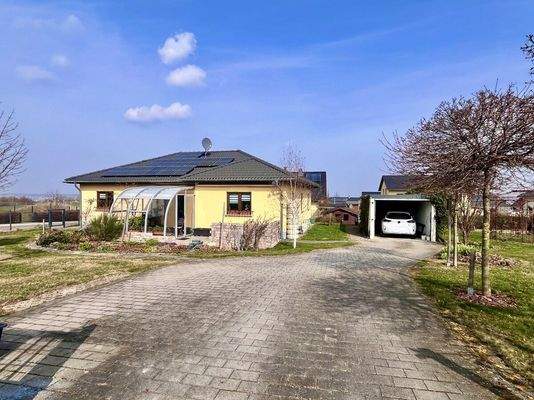 großzügige Einfahrt mit Stellfläche und Garage mit Wallbox