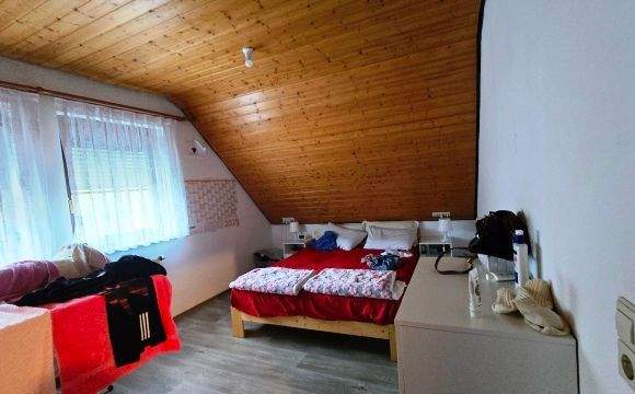 DG_Schlafzimmer mit Laminatboden