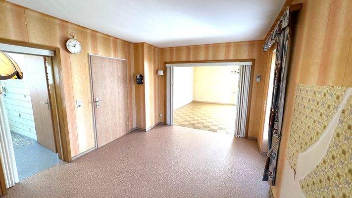 Esszimmer mit Zugang zum Wohnzimmer