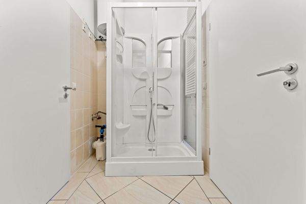 1041-31 Dusche Bad2.JPG