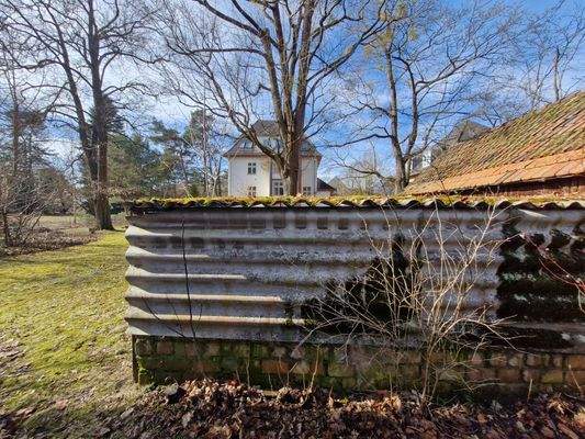altes Nebengelass an hinterer Grundstücksfläche