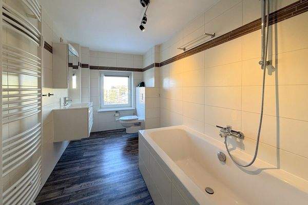 Badezimmer mit Badewanne