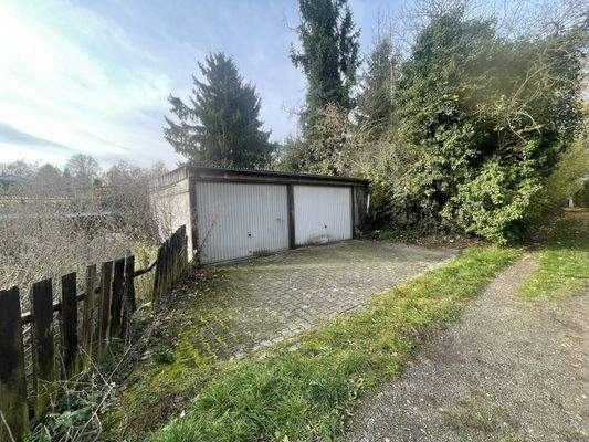 Garagen am rückwärtigen Teil des Grundstücks