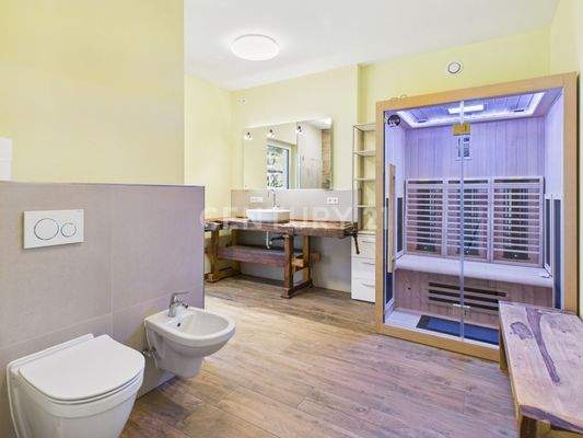 Badezimmer mit Dusche und Infrarotkabine