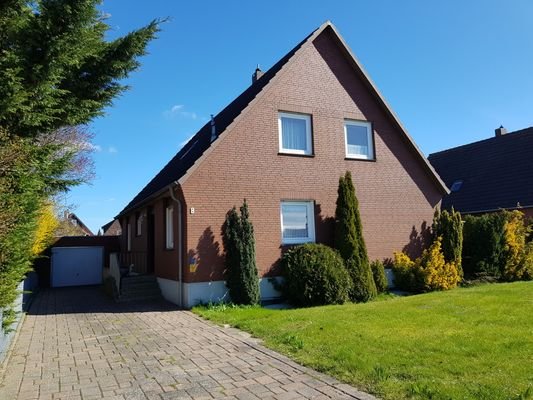 Haus mit Zufahrt zur Garage