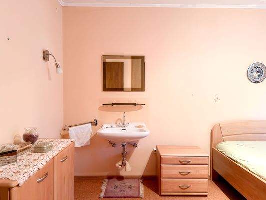 Erdgeschoss (2) - Schlafzimmer mit Waschbecken