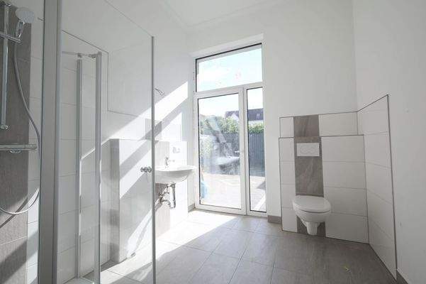 Erdgeschoss links - Badezimmer