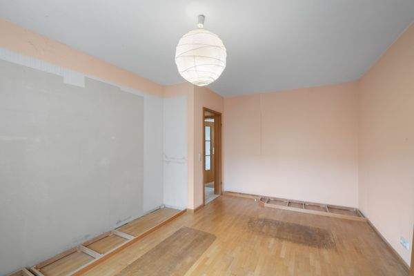 Großzügiges Schlafzimmer mit Fenster