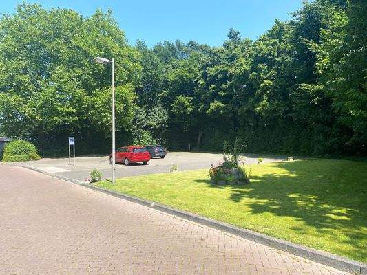 Parkplatz (30 Stellplätze)