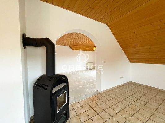 Das Esszimmer kann auch via Schwedenofen geheizt werden