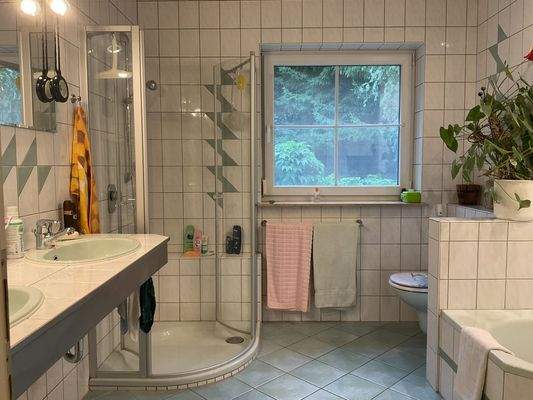 Bad EG mit Blick ins Grüne