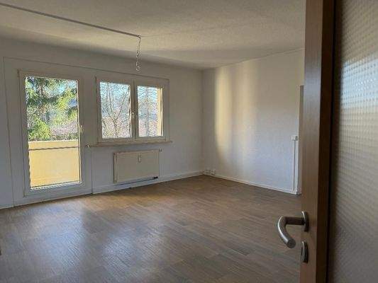 Wohnzimmer mit Balkon