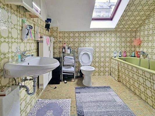 Badezimmer mit Wanne und WC