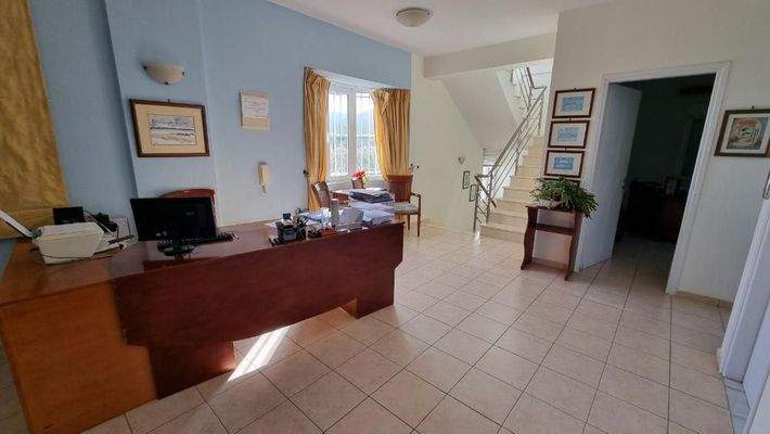 Kreta, Chersonisou: Gebäude mit Wohnung und Praxis zu verkaufen