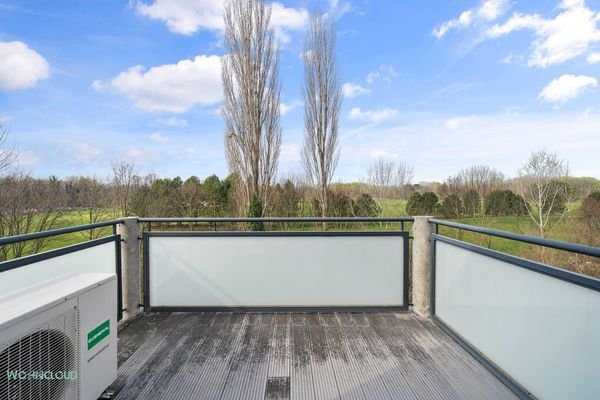 BALKON MIT BLICK INS GRÜNE