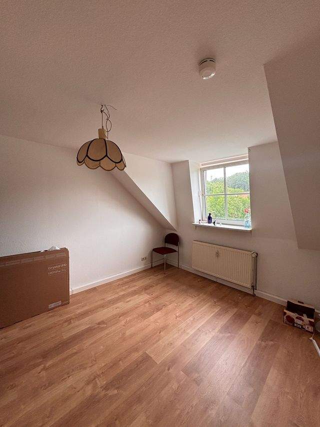 Helle 2-Zimmer-Dachgeschosswohnung mit Einbauküche in ruhiger Lage von Schmölln - Photo 3