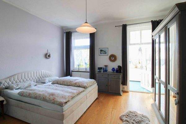 Schlafzimmer mit Ensuitebad und Loggia