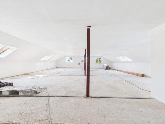 Dachgeschoss über Gewerbehalle