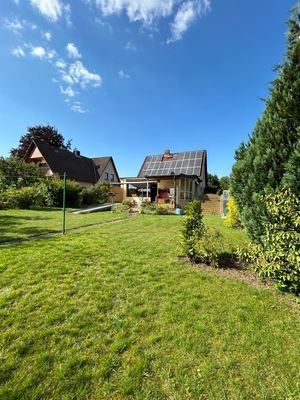 Blick vom Garten zum Haus mit Blick auf die große 