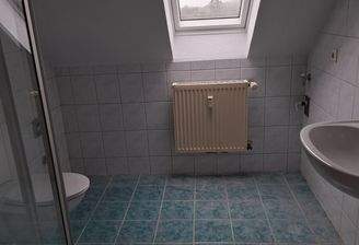 Helles Dachgeschoss-Bad