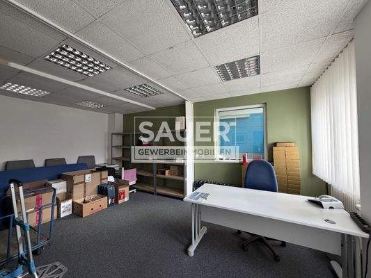 Büroraum im Erdgeschoss mit Fenster in die Halle zum Sektionaltor