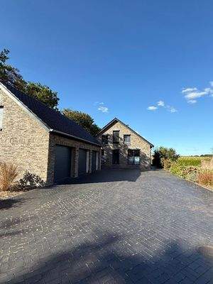 Hausansicht mit Garagen