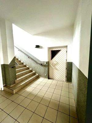 Treppenhaus mit Zugang zur Praxis 