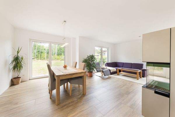 Mit bodentiefen Fenstern