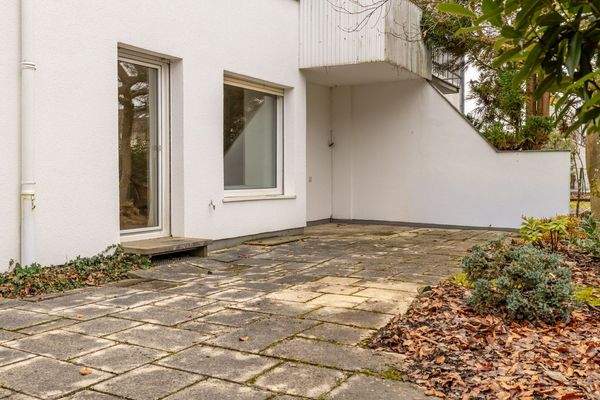 Familienidyll in Bogenhausen: Doppelhaushälfte mit sonnigem Westgarten & Grünblick