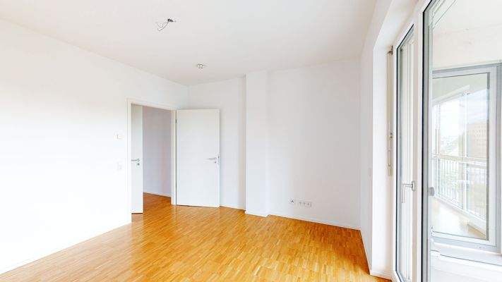 Schlafzimmer mit Zugang zur Loggia