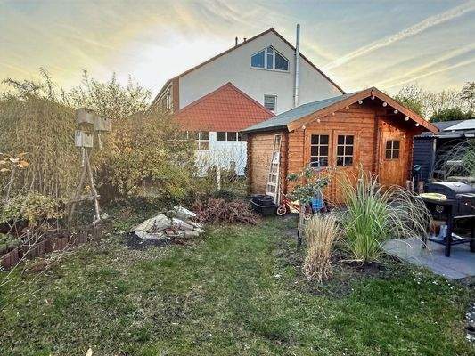 Garten mit Blockhütte