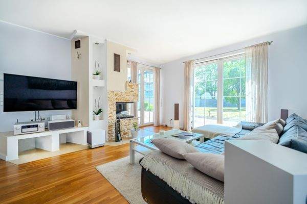 Wohnbereich mit Kamin und Zugang zur Terrasse