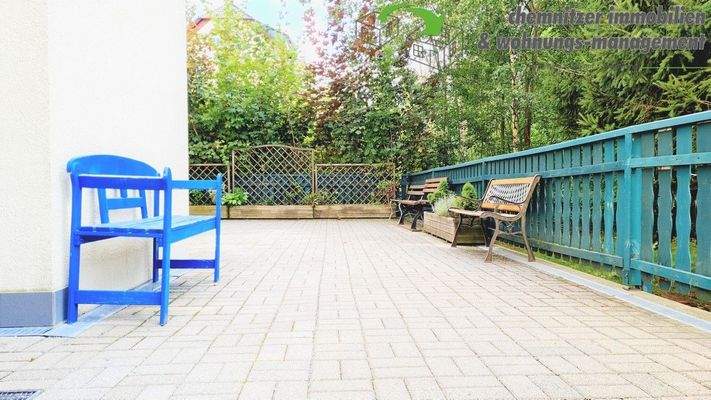 Sitzgelegenheiten vor dem Objekt