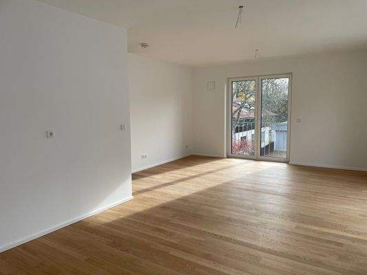 Wohn- und Esszimmer mit Blick zur Küche.jpg