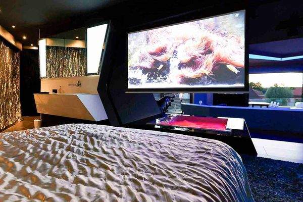 19 Schlafzimmer mit elektr. Leinwand