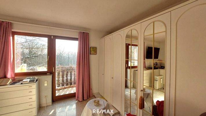 Schlafzimmer mit Balkonzugang