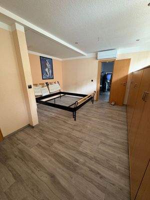 Zimmer mit leerem Bettgestell