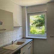 Helle Küche mit Fenster