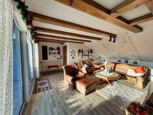 Blick ins Wohnzimmer im DG aus Richtung Esszimmer