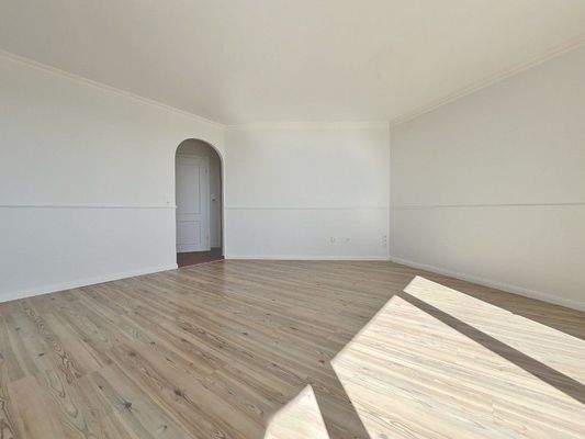 Wohn-/Schlafraum mit Blick zum Flur