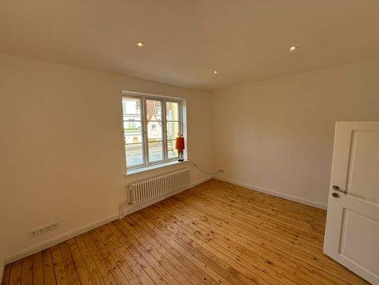 Großes Zimmer im ersten Stock Hinterhofseite