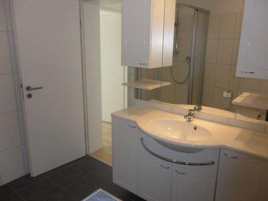 24-Bad-Waschbecken mit Mobiliar.JPG