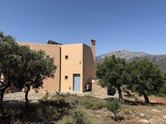 Kreta, Exo Lakkonia: Villa auf dem Land mit Pool, Olivenhain und Bergblick zu verkaufen