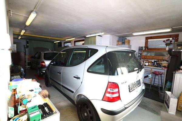 große Garage für bis zu zwei Autos